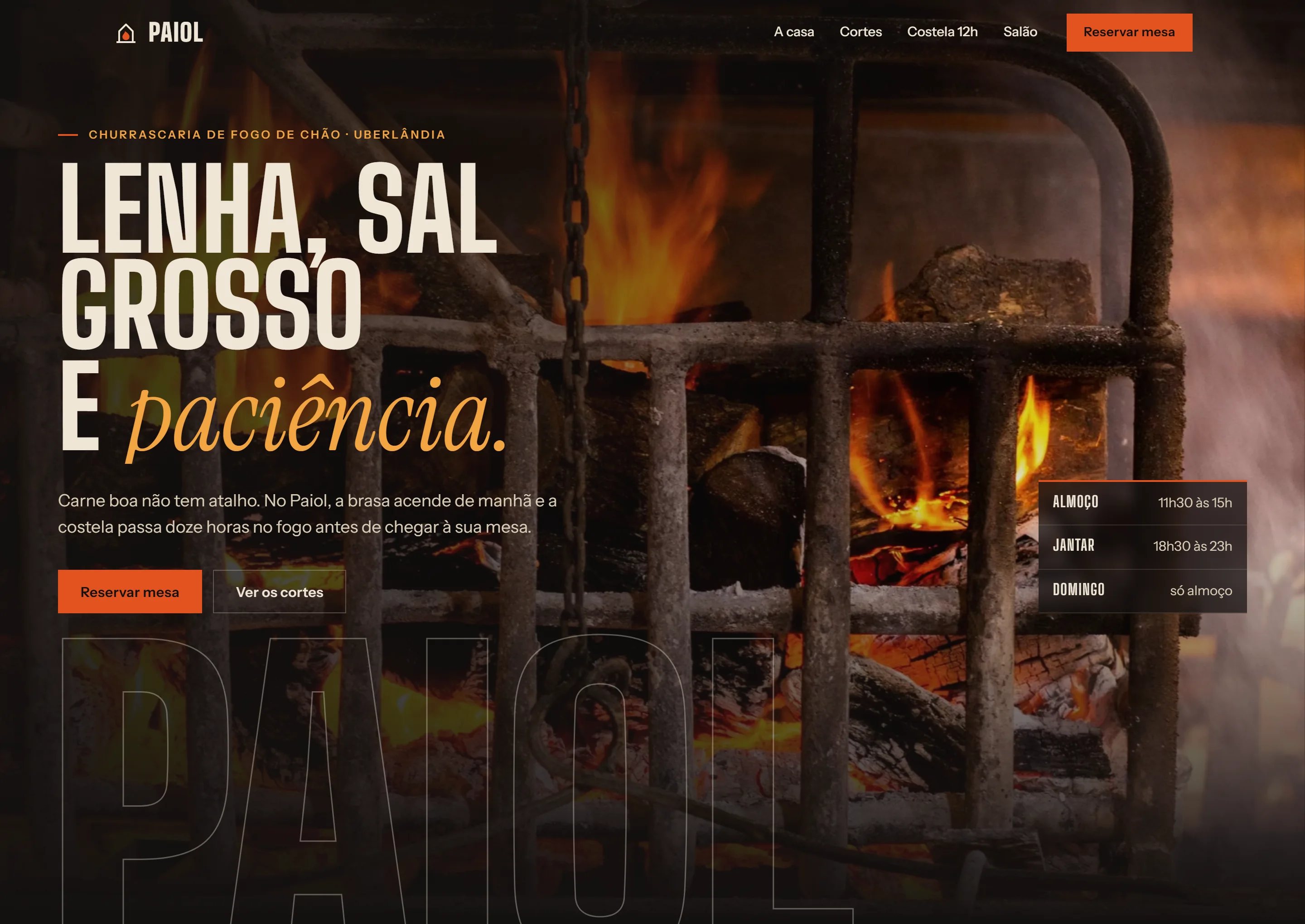 Primeira tela do Paiol: "Lenha, sal grosso e paciência" sobre uma parrilla com lenha em chamas, com o quadro de horários ao lado.